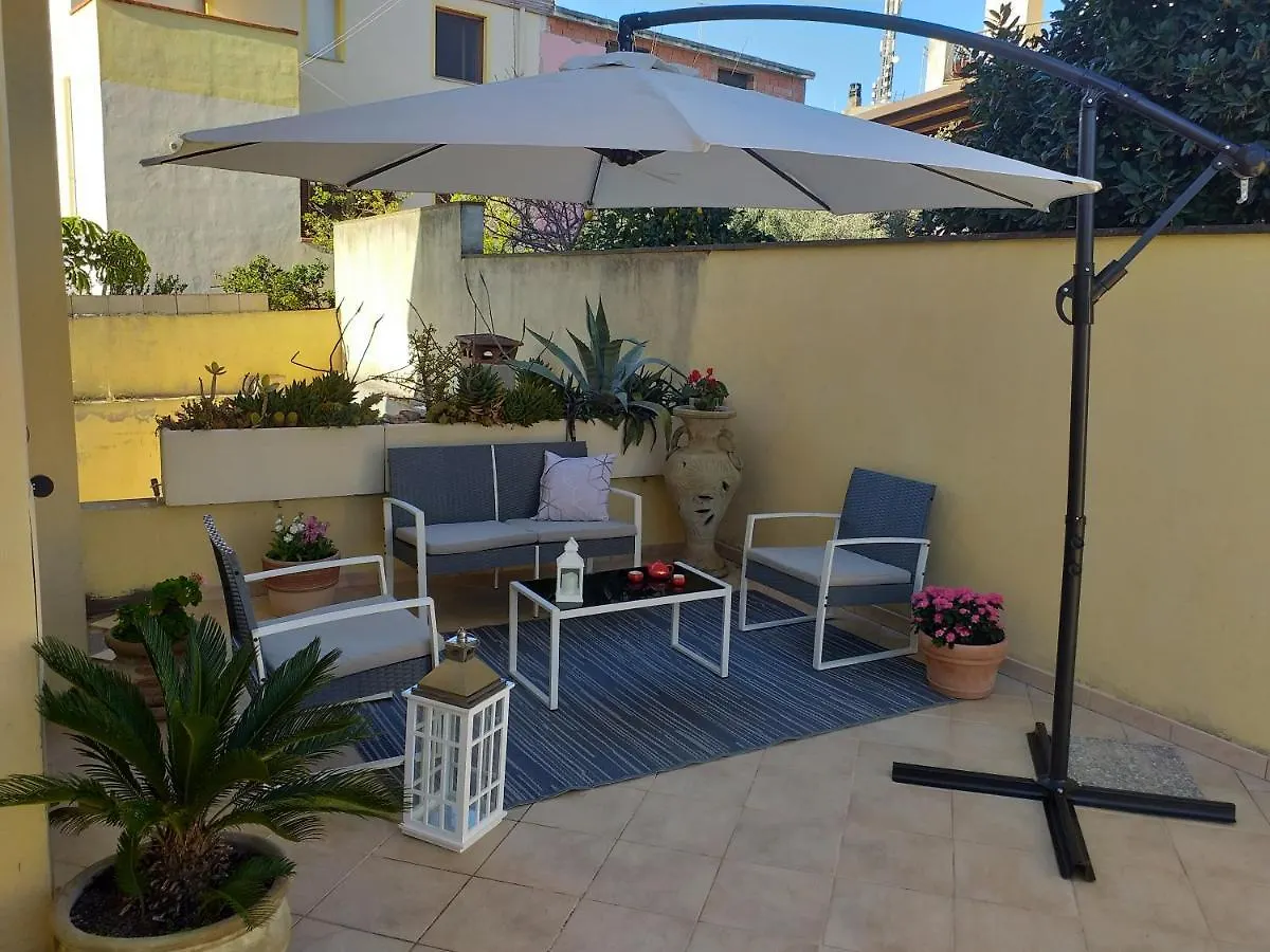 Exclusive Use Swimming Pool Available From June To September カリアリ 0*,