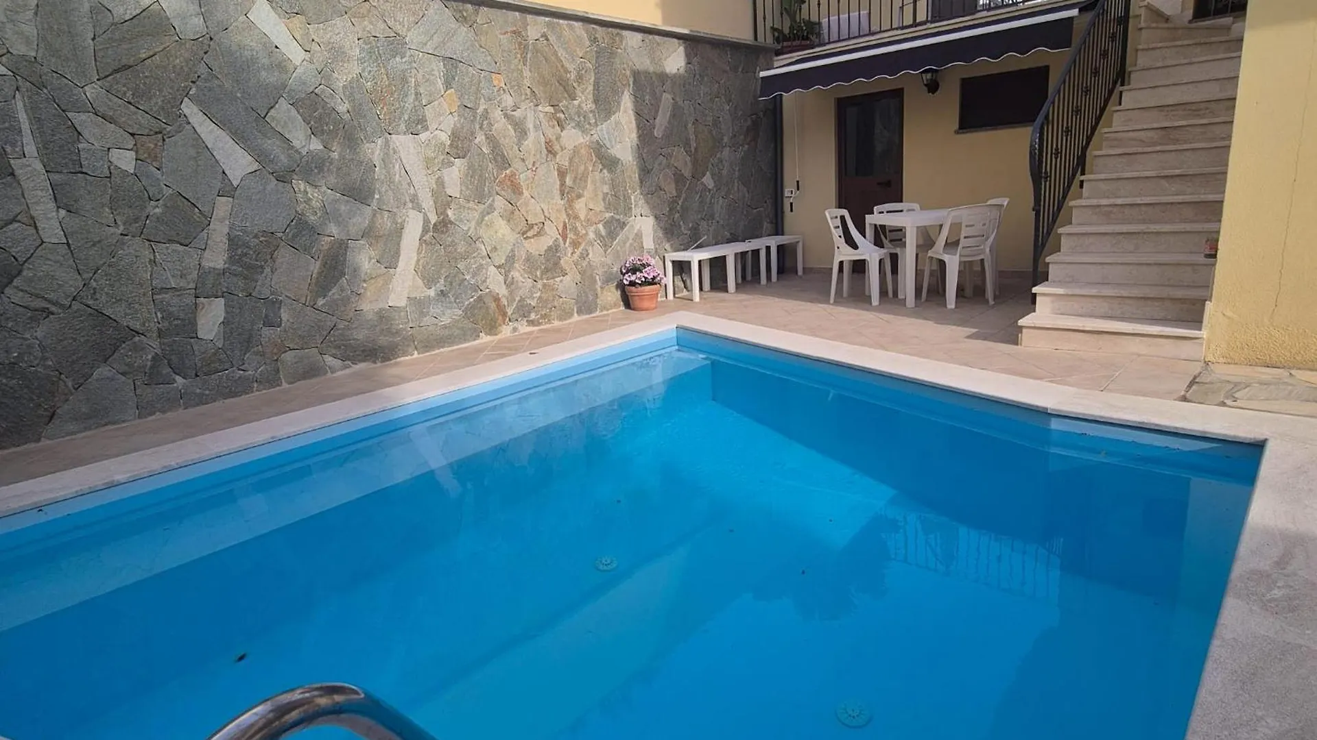 Exclusive Use Swimming Pool Available From June To September カリアリ 別荘